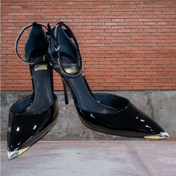 Guess by Marciano shoes stiletto 4.5” heels. Gold accent on point of toe Size 8M